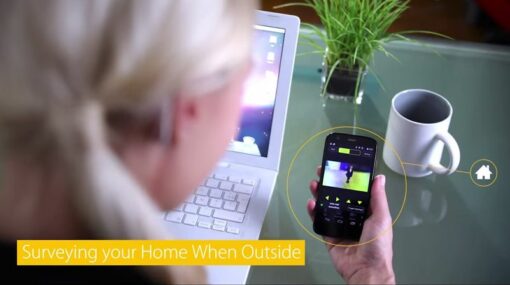 Ampoule LED avec une caméra HD motorisée intégrée contrôlable en Wifi - Awox